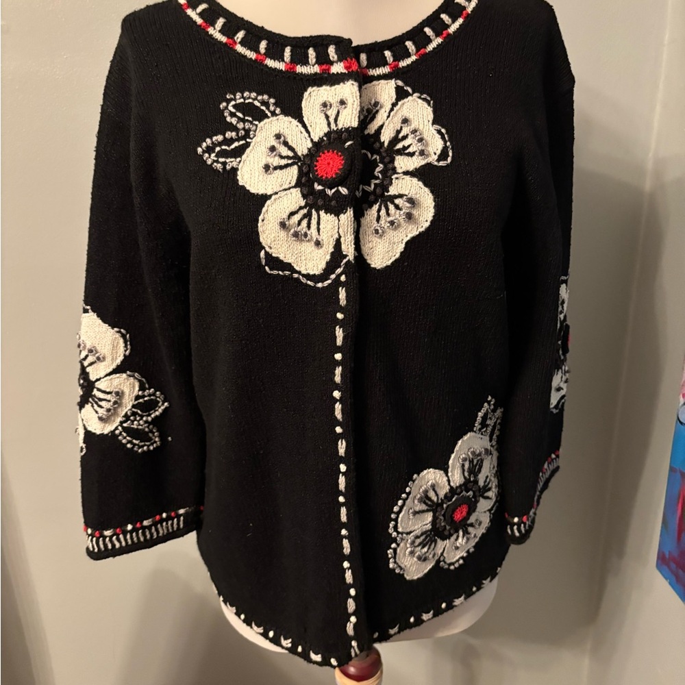 Carson womens L cardigan sweater 3 snap black large white flowers 3/4 sleeve red